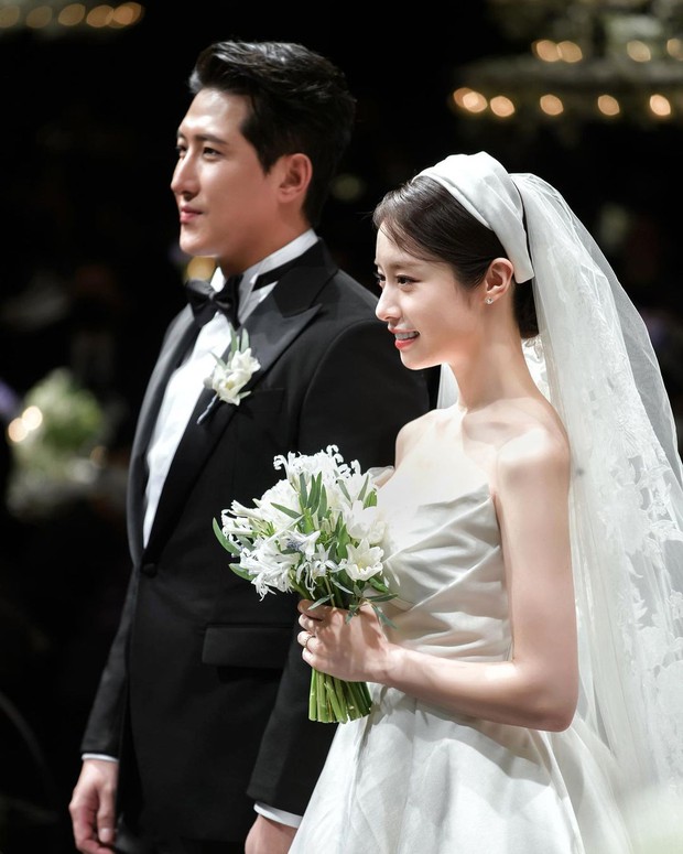 Jiyeon tung ảnh trong đám cưới đẹp như mơ, hé lộ khoảnh khắc cảm động với IU và T-ara - Ảnh 5.