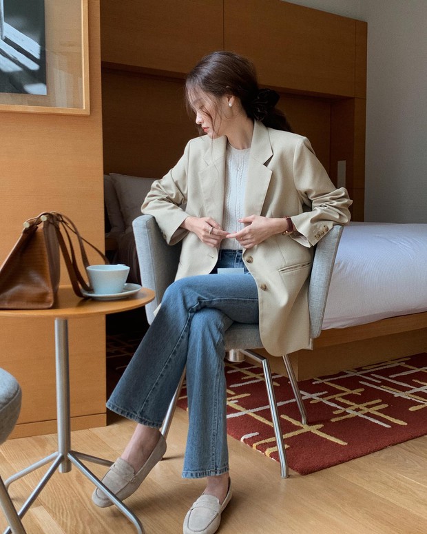 5 kiểu áo phù hợp diện bên trong blazer - Ảnh 1. 5 kiểu áo phù hợp diện bên trong blazer - Ảnh 1.
