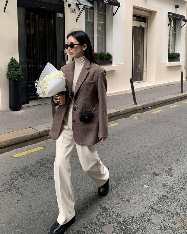 5 kiểu áo phù hợp diện bên trong blazer - Ảnh 8. 5 kiểu áo phù hợp diện bên trong blazer - Ảnh 8.