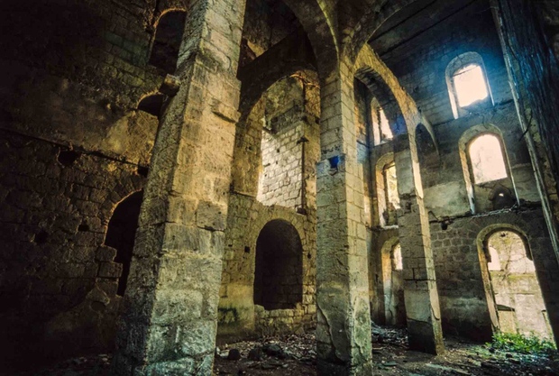 The ghostly space below the abandoned factory is like a sci-fi movie scene - Photo 4.