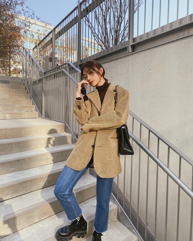 5 kiểu áo phù hợp diện bên trong blazer - Ảnh 7. 5 kiểu áo phù hợp diện bên trong blazer - Ảnh 7.