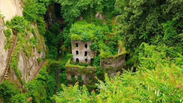 The ghostly space below the abandoned factory is like a sci-fi movie scene - Photo 2.
