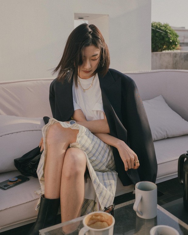 5 kiểu áo phù hợp diện bên trong blazer - Ảnh 5. 5 kiểu áo phù hợp diện bên trong blazer - Ảnh 5.