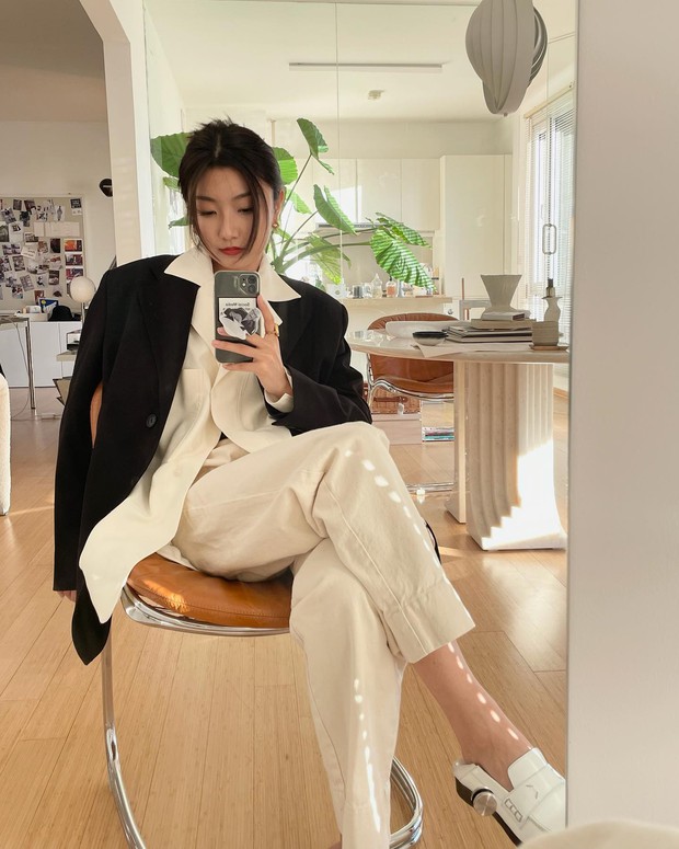 5 kiểu áo phù hợp diện bên trong blazer - Ảnh 4. 5 kiểu áo phù hợp diện bên trong blazer - Ảnh 4.
