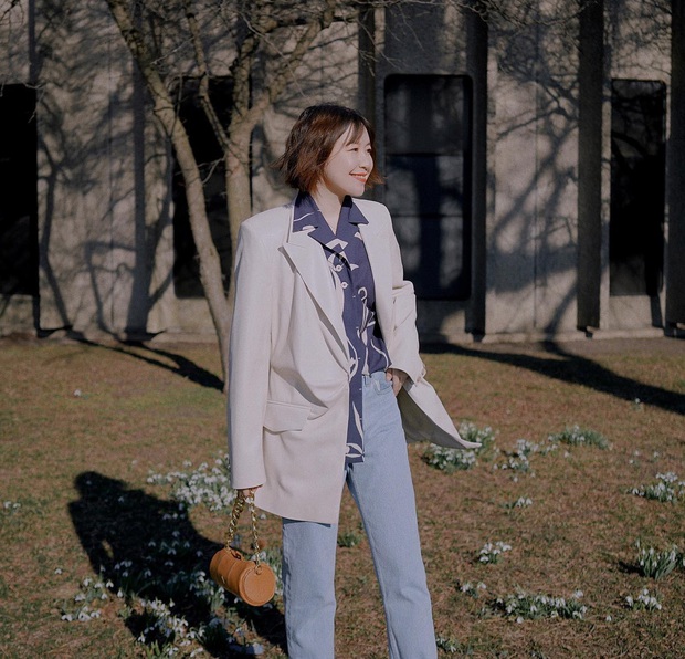 5 kiểu áo phù hợp diện bên trong blazer - Ảnh 3. 5 kiểu áo phù hợp diện bên trong blazer - Ảnh 3.