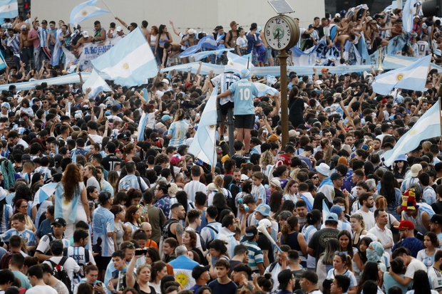  CĐV Argentina phủ kín đường phố khi Messi và đồng đội vào chung kết World Cup  - Ảnh 6.