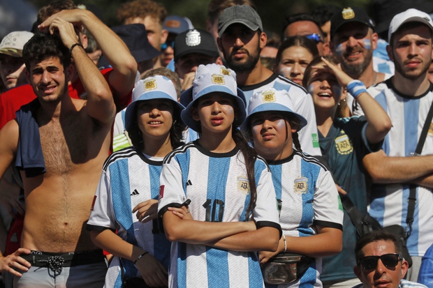  CĐV Argentina phủ kín đường phố khi Messi và đồng đội vào chung kết World Cup  - Ảnh 2.