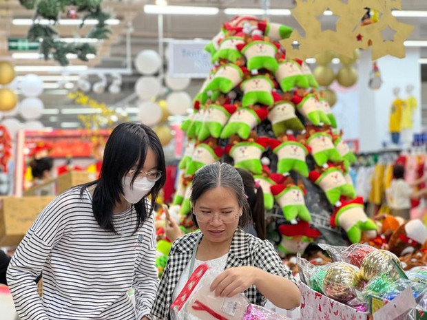 Nhiều người chọn mua đồ trang trí Noel made in Việt Nam - Ảnh 4.