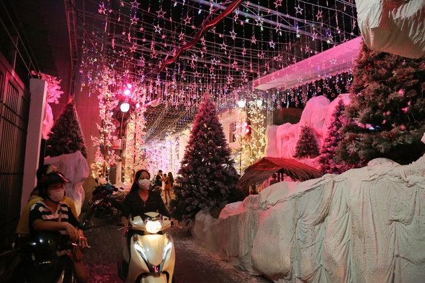 Con hẻm được trang trí Giáng sinh lộng lẫy nhất TP.HCM, người dân tấp nập đến vui chơi - Ảnh 14.