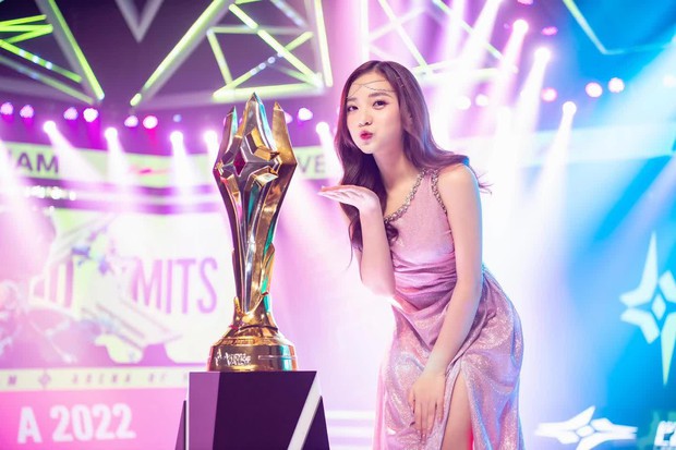 Chiêm ngưỡng nhan sắc bất biến của MC Phương Thảo mỗi khi đứng trên sân khấu quốc tế - Ảnh 3.