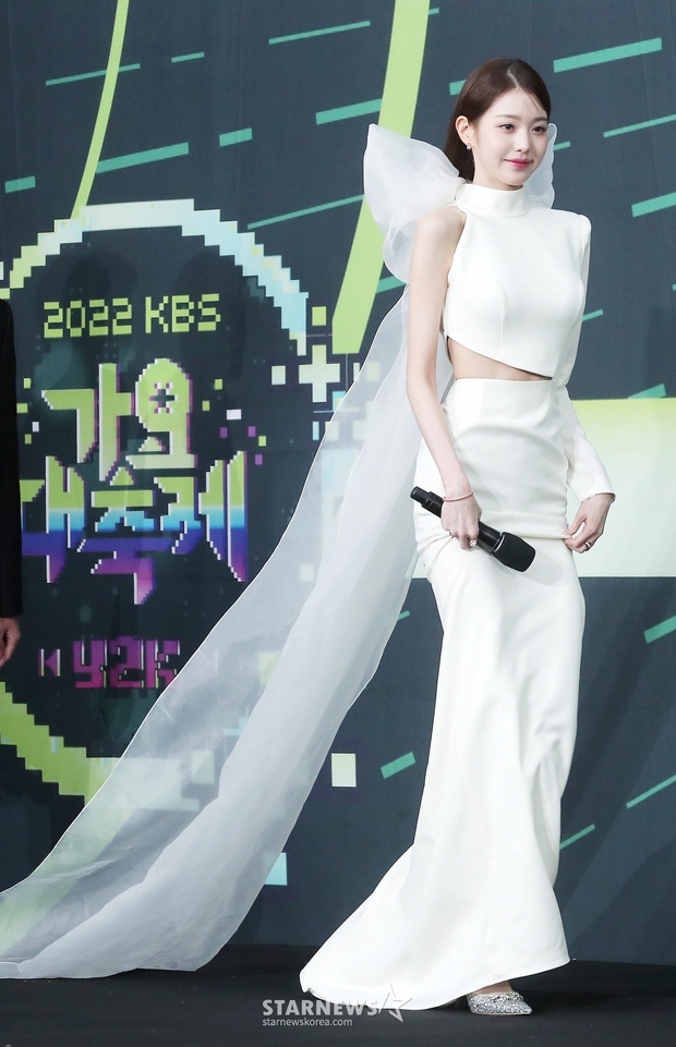 Thảm đỏ KBS Gayo Daechukje: Nữ thần Jang Won Young - Karina đẹp vô thực vẫn lu mờ vì nam idol táo bạo chưa từng thấy - Ảnh 1.