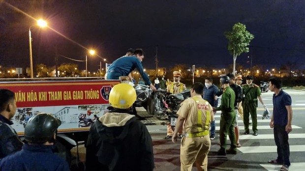 Đà Nẵng: Ô tô tông 2 xe máy, 3 người tử vong - Ảnh 4.