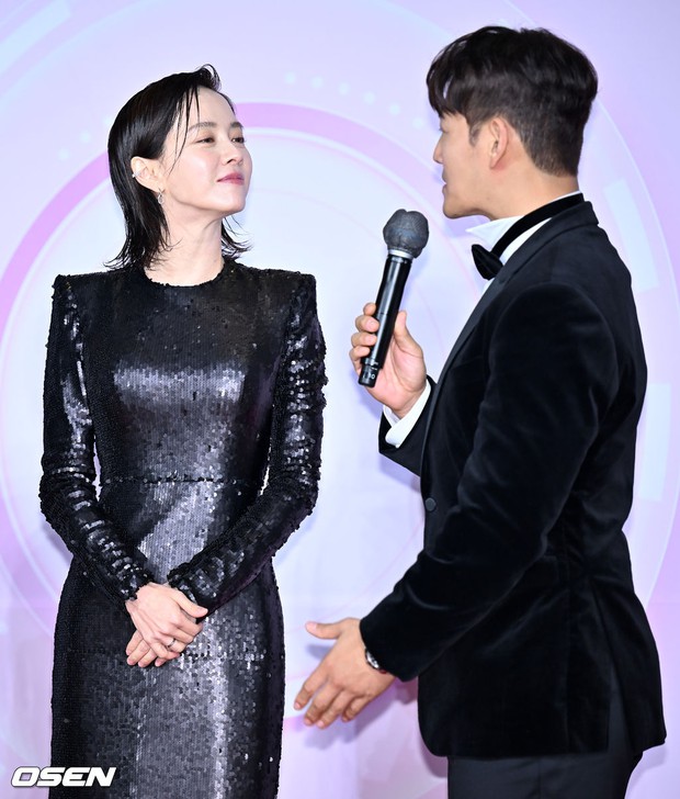 Kim Jong Kook tán tỉnh Song Ji Hyo trên thảm đỏ SBS Entertainment Awards: Chàng nói gì mà nàng vui thế này? - Ảnh 3.