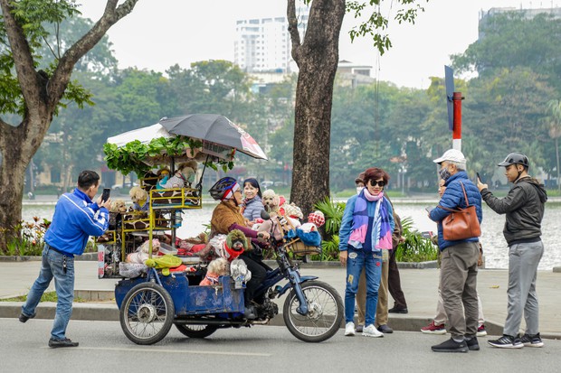 Câu chuyện đáng yêu mùa Noel này: Bà lão 71 tuổi và chiếc xe chở 13 chú cún khắp đường phố Hà Nội - Ảnh 9.
