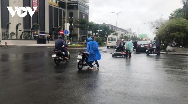 Gió giật liên hồi quật ngã hàng loạt xe máy tại Phú Yên - Ảnh 1.