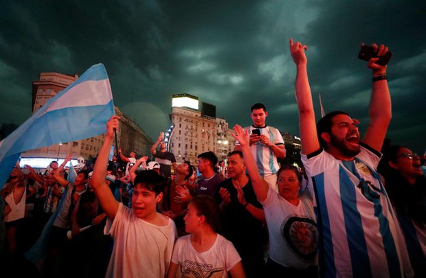 Vì sao người Argentina cuồng bóng đá đến mức ân nhân suốt đời của Messi không muốn họ vô địch? - Ảnh 4.