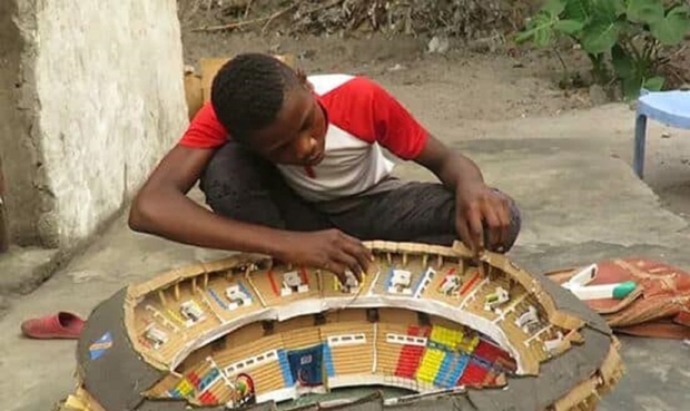 The boy used paperboard to make a lifelike stadium model that caused a fever online - Photo 4.