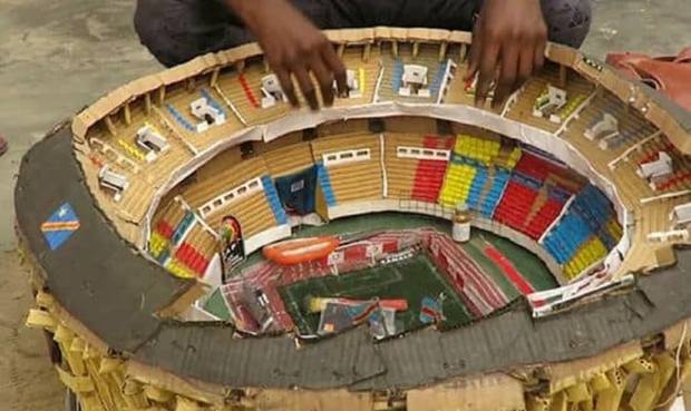 The boy used paperboard to create a lifelike stadium model that caused a fever online - Photo 3.