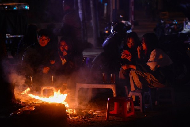 Người dân Hà Nội đốt lửa sưởi ấm trong đêm gió mùa - Ảnh 8.