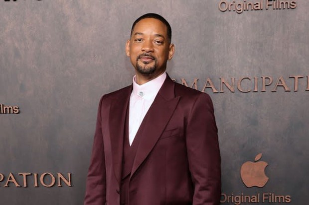 Will Smith và vợ lần đầu xuất hiện trên thảm đỏ hậu cái tát Oscar - Ảnh 2.