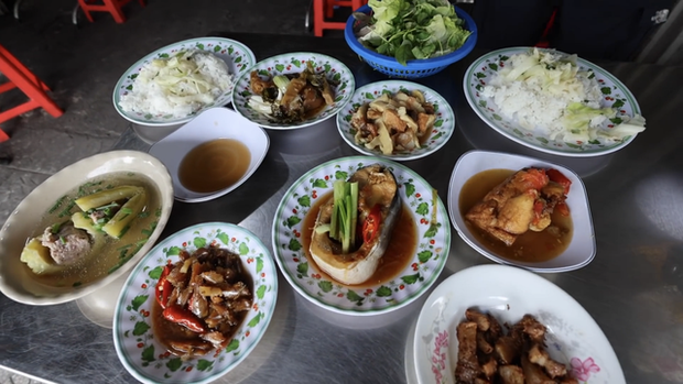 Foreign tourists enjoy the foods that come with broken rice, order 8 dishes for only 180k - Photo 11.