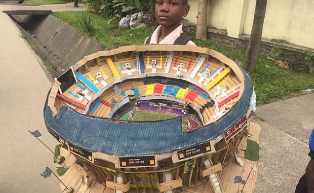 The boy used paperboard to make a lifelike stadium model that caused a fever online - Photo 1.