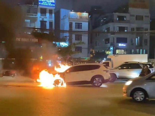 Hà Nội: Xe ô tô bất ngờ bốc cháy ngùn ngụt trên đường Phạm Hùng - Ảnh 1.