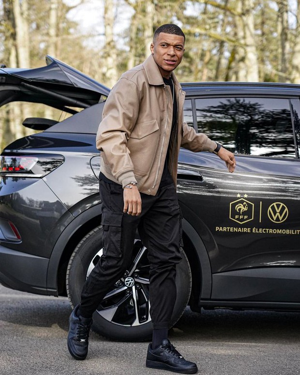 As the highest paid player in the world, how does Kylian Mbappé spend?  - Photo 2.