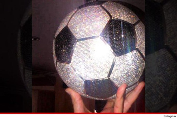 Golden Ball 2022 Karim Benzema once spent 6 billion VND to buy a diamond-encrusted soccer ball - Photo 2.