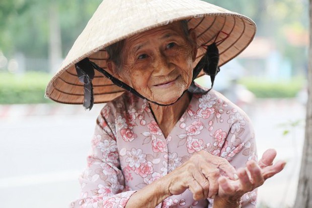 Gánh bánh mì độc lạ Bình Dương của bà cụ 86 tuổi: Ai không có tiền ngoại cho luôn để bà con ăn lót dạ - Ảnh 2.