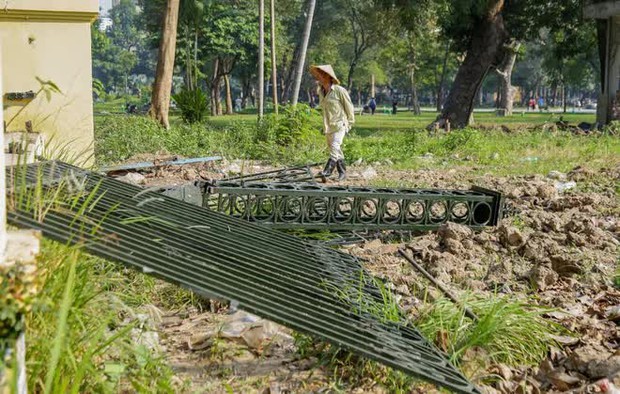 Cận cảnh dỡ bỏ hàng rào công viên Thống Nhất để kết nối với phố đi bộ ở Hà Nội - Ảnh 11.