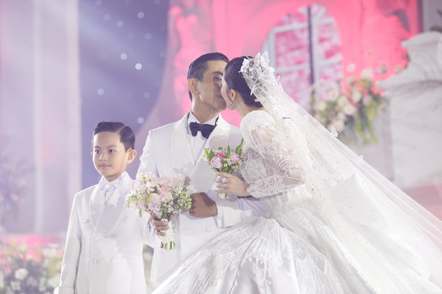 Đám cưới Khánh Thi - Phan Hiển: Chú rể bật khóc thú nhận nỗi sợ lớn nhất, hôn cô dâu đắm đuối trước 1200 khách mời - Ảnh 10.