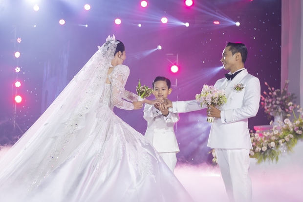 Đám cưới Khánh Thi - Phan Hiển: Chú rể bật khóc thú nhận nỗi sợ lớn nhất, hôn cô dâu đắm đuối trước 1200 khách mời - Ảnh 8.