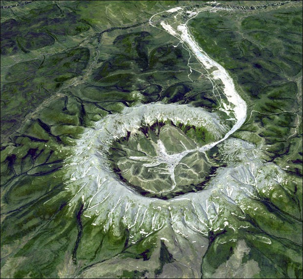 Kỳ lạ ngọn núi kho báu 1 tỷ năm tuổi chứa đầy vàng, bạch kim và đá quý ở Nga - Ảnh 1.