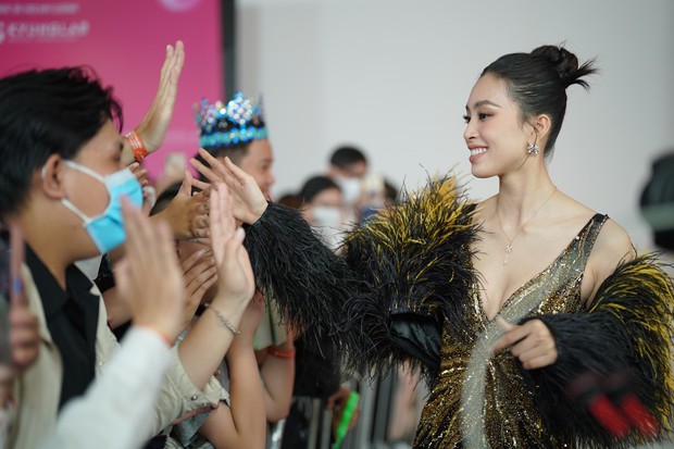 Hoa hậu, á hậu được fan vây quanh trên thảm đỏ chung kết Hoa hậu Việt Nam - Ảnh 4.