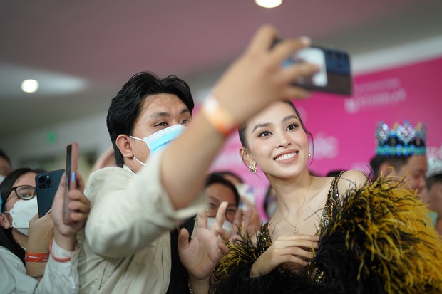 Hoa hậu, á hậu được fan vây quanh trên thảm đỏ chung kết Hoa hậu Việt Nam - Ảnh 3.