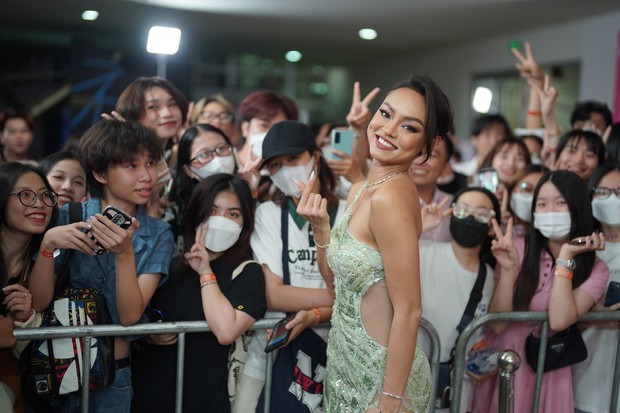 Hoa hậu, á hậu được fan vây quanh trên thảm đỏ chung kết Hoa hậu Việt Nam - Ảnh 12.