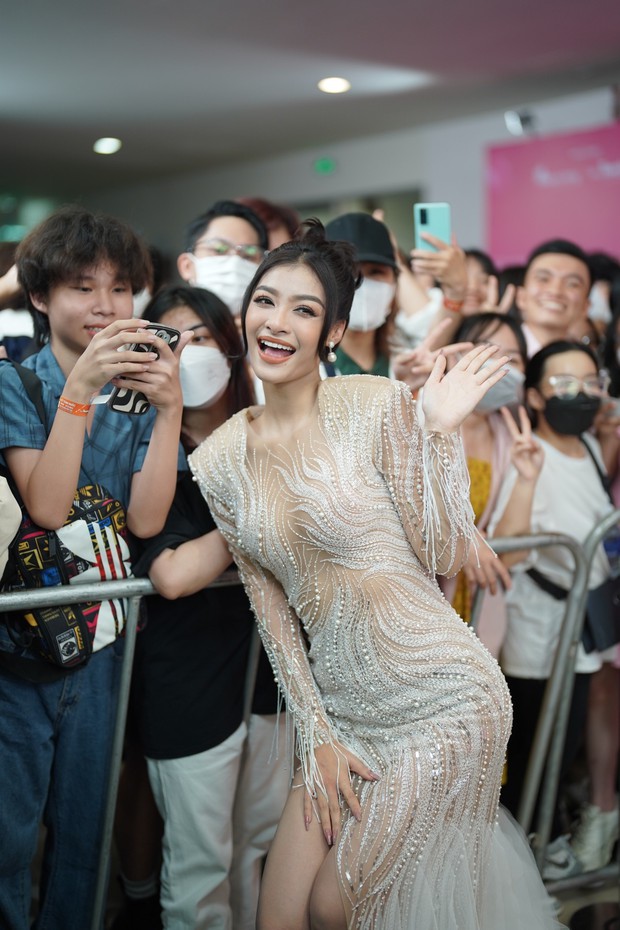 Hoa hậu, á hậu được fan vây quanh trên thảm đỏ chung kết Hoa hậu Việt Nam - Ảnh 8.