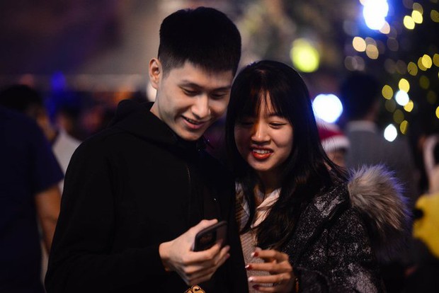 Giáng sinh sớm ở Hà Nội: Các cặp đôi tình tứ giữa giá rét 16 độ - Ảnh 6.