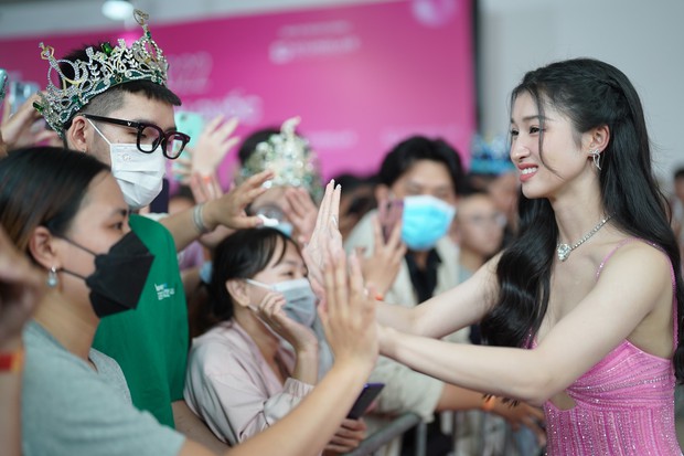 Hoa hậu, á hậu được fan vây quanh trên thảm đỏ chung kết Hoa hậu Việt Nam - Ảnh 6.