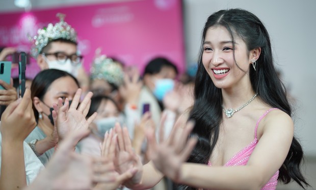 Hoa hậu, á hậu được fan vây quanh trên thảm đỏ chung kết Hoa hậu Việt Nam - Ảnh 5.