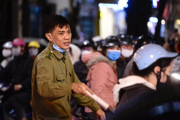 Giáng sinh sớm ở Hà Nội: Các cặp đôi tình tứ giữa giá rét 16 độ - Ảnh 4.