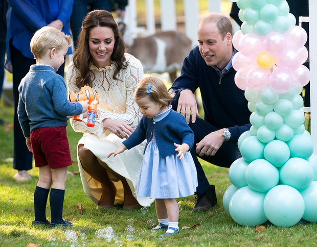 Cùng phá cách trong việc dạy con, tại sao Công nương Kate được khen hết lời, còn Meghan lại bị ghét cay ghét đắng? - Ảnh 3. Cùng phá cách trong việc dạy con, tại sao Công nương Kate được khen hết lời, còn Meghan lại bị ghét cay ghét đắng? - Ảnh 3.