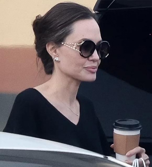 Angelina Jolie diện cây đen thanh lịch, để mặt mộc đi mua sắm dịp cuối tuần - Ảnh 6.