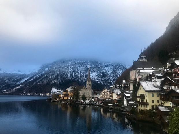 Hallstatt - Ngôi làng cổ trên thiệp Giáng sinh - Ảnh 1.