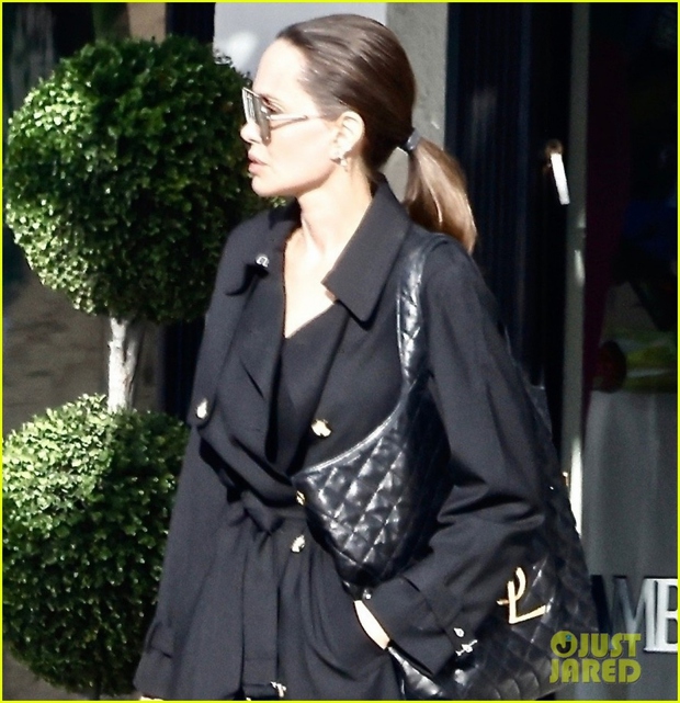 Angelina Jolie wears an elegant black tree, leaving her bare face to go shopping at the weekend - Photo 5.