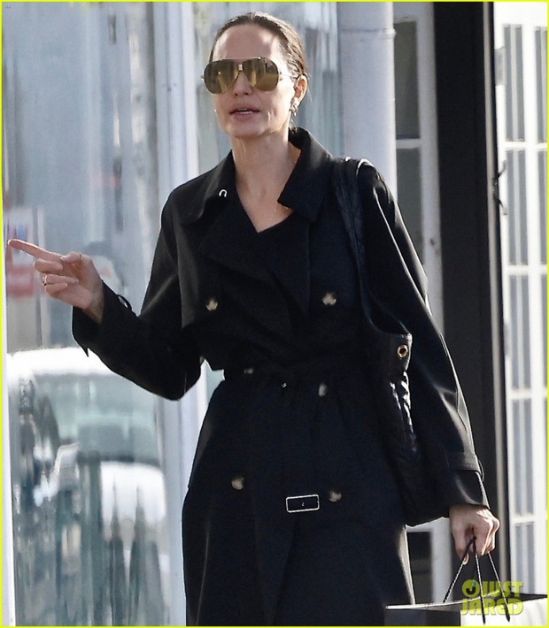 Angelina Jolie wears an elegant black tree, leaving her bare face to go shopping at the weekend - Photo 4.