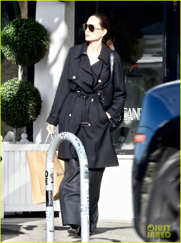 Angelina Jolie wears an elegant black tree, leaving her bare face to go shopping at the weekend - Photo 3.