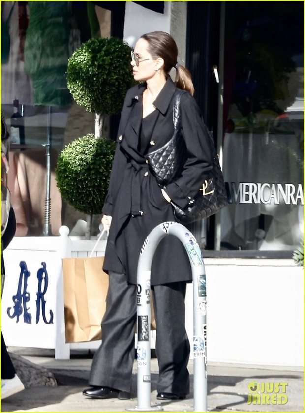 Angelina Jolie diện cây đen thanh lịch, để mặt mộc đi mua sắm dịp cuối tuần - Ảnh 2.