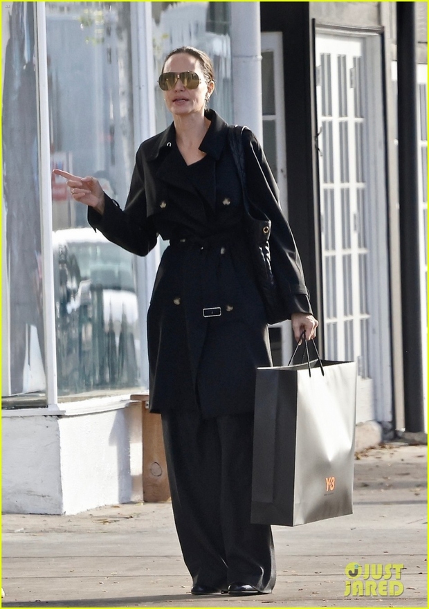 Angelina Jolie diện cây đen thanh lịch, để mặt mộc đi mua sắm dịp cuối tuần - Ảnh 1.